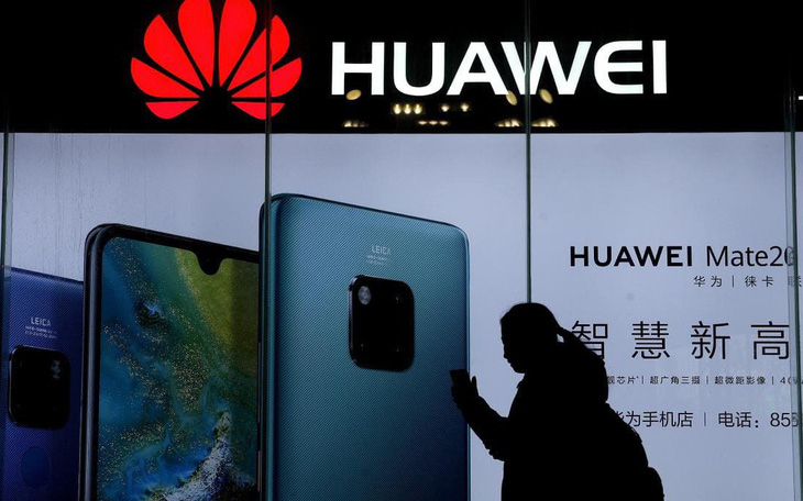 Huawei phạt nặng 2 nhân viên xài iPhone chúc tết