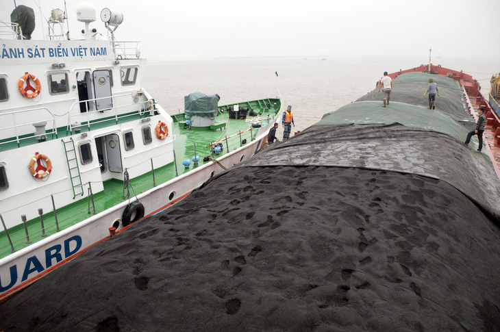 Cảnh sát biển tạm giữ tàu chở gần 3.500 tấn than - Ảnh 1.