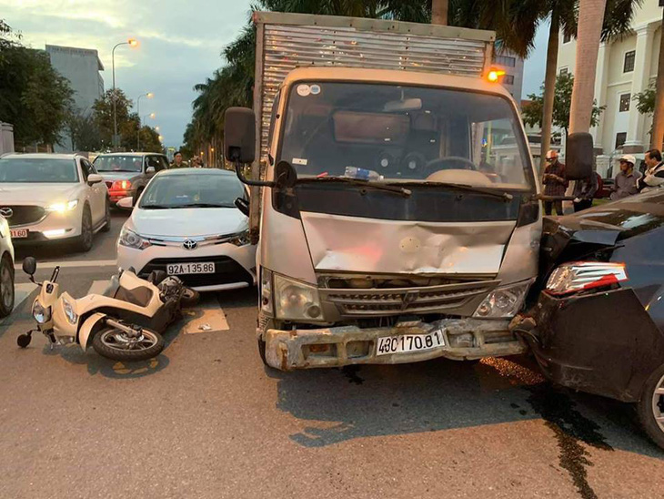 Xe tải tông 3 xe dừng đèn đỏ ở Đà Nẵng đã hết hạn kiểm định - Ảnh 1.