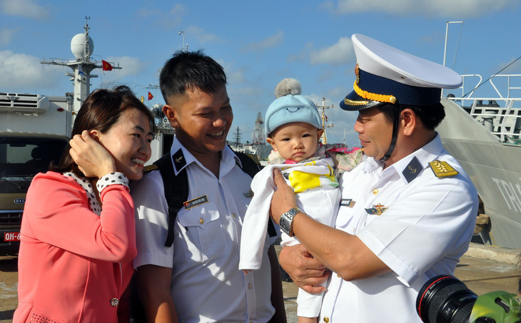 Cành mai, cây quất và những nụ hôn ở quân cảng - Ảnh 5.