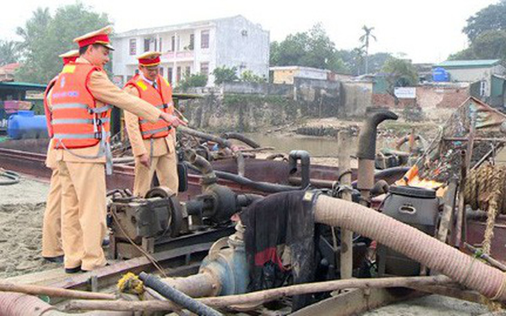 Bắt giữ 11 tàu khai thác cát trái phép trên sông Mã