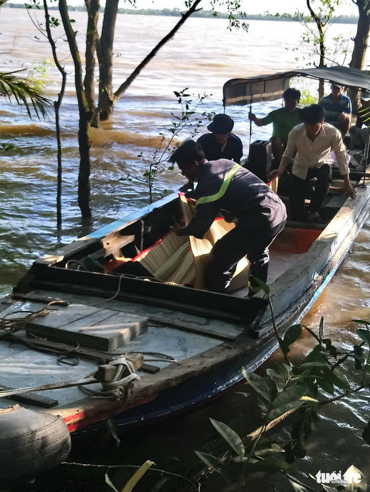 Đã tìm thấy thi thể 3 nạn nhân vụ chìm sà lan trên sông Tiền - Ảnh 2.