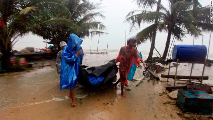 Hàng chục ngàn du khách mắc kẹt ngoài đảo ở Thái vì bão Pubak - Ảnh 2.