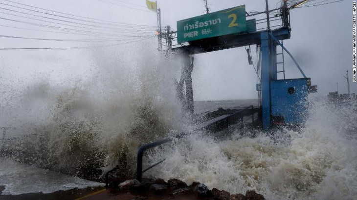 Hàng chục ngàn du khách mắc kẹt ngoài đảo ở Thái vì bão Pubak - Ảnh 1.