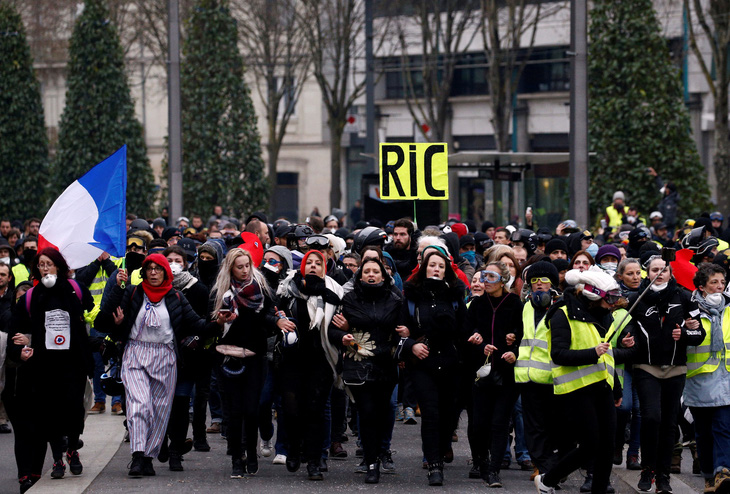 Biểu tình ‘áo vàng’ giảm nhiệt nhưng vẫn xảy ra bạo lực ở Paris - Ảnh 3.