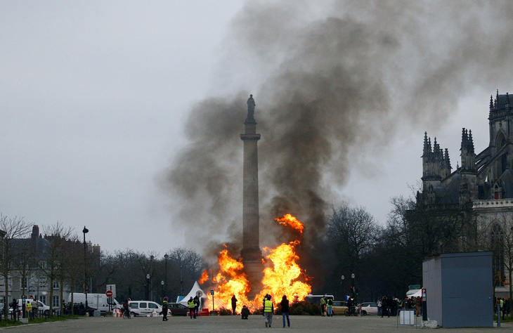 Biểu tình ‘áo vàng’ giảm nhiệt nhưng vẫn xảy ra bạo lực ở Paris - Ảnh 2.