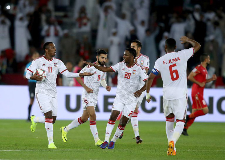 Nhờ trọng tài, chủ nhà UAE thoát thua Bahrain ở trận mở màn Asian Cup - Ảnh 3.