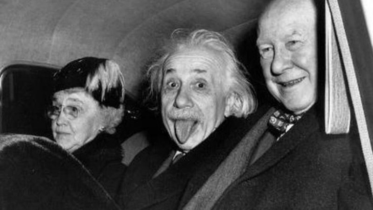 Einstein lẫn Newton đều sai bét, theo lời học giả Ấn Độ - Ảnh 1.