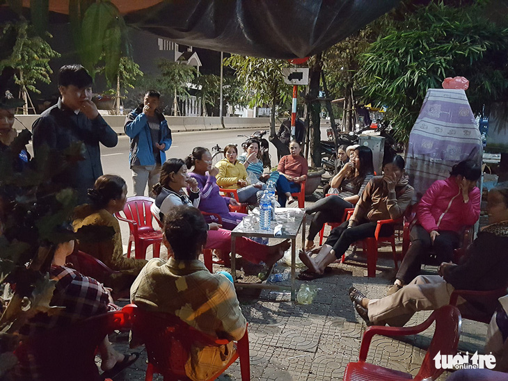 Dân ven bãi rác Khánh Sơn thức đêm chờ lãnh đạo thành phố Đà Nẵng - Ảnh 1.