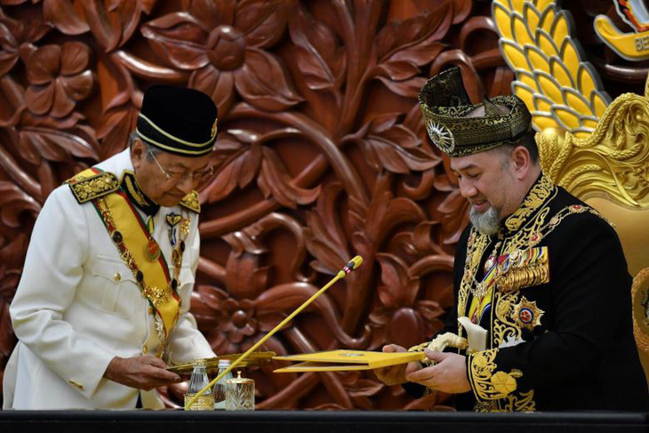 Quốc vương Malaysia thoái vị vì cưới người đẹp hay vì xung đột thủ tướng? - Ảnh 2.