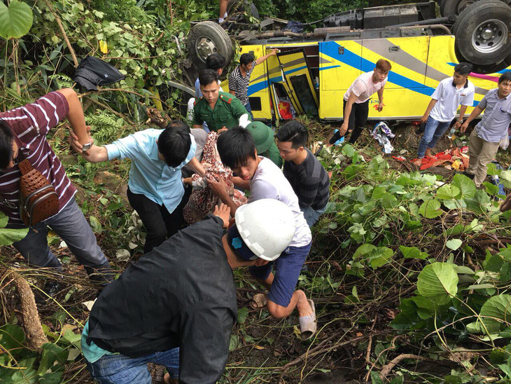 Xe gặp nạn ở đèo Hải Vân chở sinh viên Trường cao đẳng Kiên Giang - Ảnh 1.
