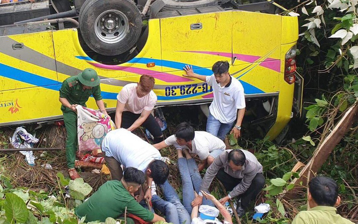 Hiện trường tai nạn xe chở sinh viên lao xuống vực đèo Hải Vân