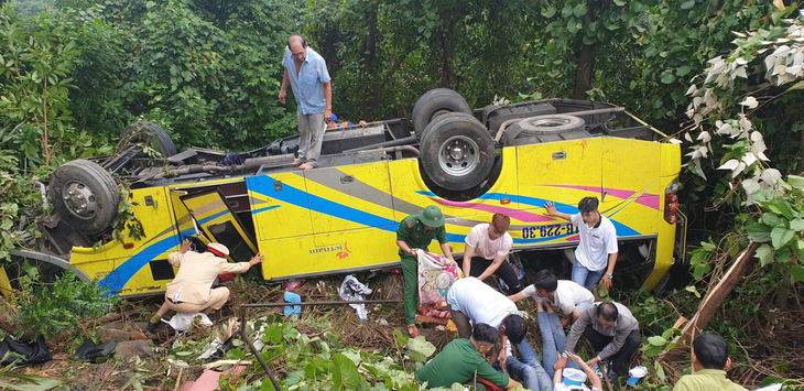 Hiện trường tai nạn xe chở sinh viên lao xuống vực đèo Hải Vân - Ảnh 1.