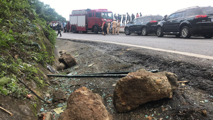 Hiện trường tai nạn xe chở sinh viên lao xuống vực đèo Hải Vân - Ảnh 2.