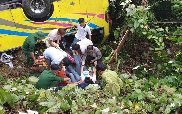 Xe chở 20 sinh viên thực tập lao xuống vực đèo Hải Vân, 1 người chết