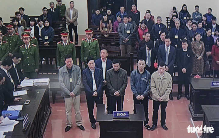 Nguyên giám đốc xuất hiện, BS Lương vắng mặt, hoãn phiên tòa chạy thận 9 người chết - Ảnh 9.