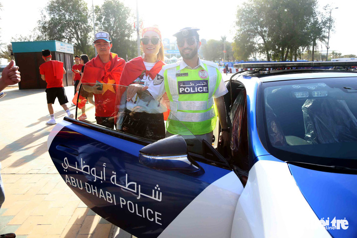 CĐV VN vây quanh siêu xe của cảnh sát Abu Dhabi - Ảnh 7.
