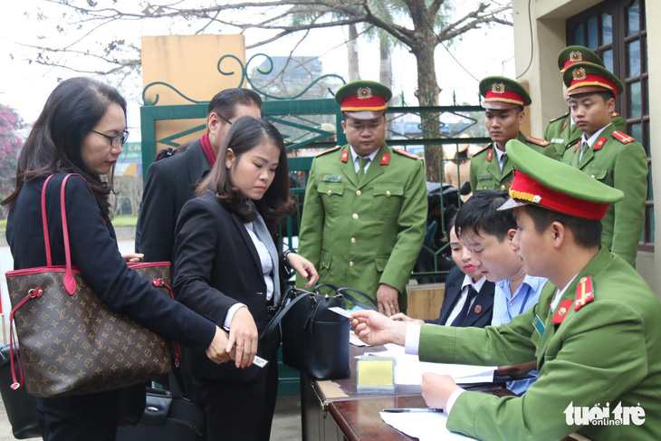 Nguyên giám đốc xuất hiện, BS Lương vắng mặt, hoãn phiên tòa chạy thận 9 người chết - Ảnh 7.