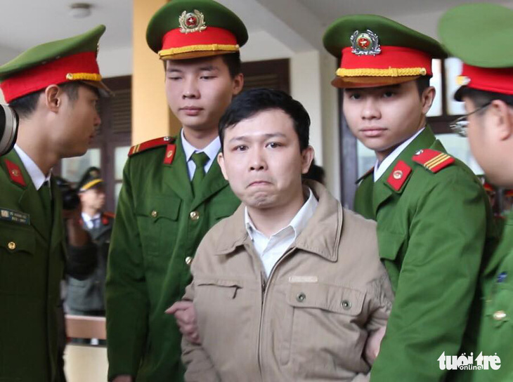 Nguyên giám đốc xuất hiện, BS Lương vắng mặt, hoãn phiên tòa chạy thận 9 người chết - Ảnh 4.