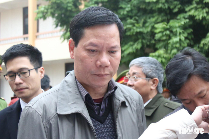 Nguyên giám đốc xuất hiện, BS Lương vắng mặt, hoãn phiên tòa chạy thận 9 người chết - Ảnh 1.