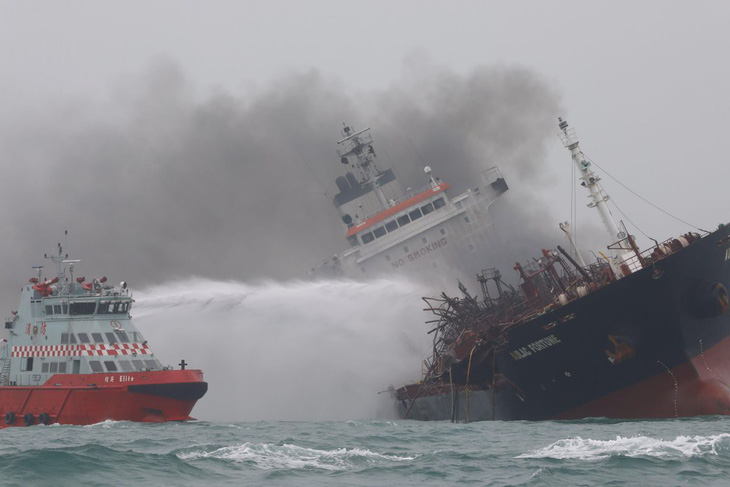 Tàu dầu treo cờ Việt Nam cháy nổ dữ dội ngoài khơi Hong Kong - Ảnh 1.