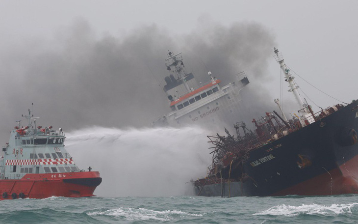 Tàu dầu treo cờ Việt Nam cháy nổ dữ dội ngoài khơi Hong Kong