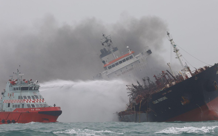 Cứu hỏa, thợ lặn Hong Kong lên tàu dầu tìm 2 thuyền viên Việt mất tích