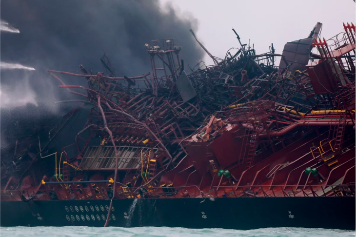 Cứu hỏa, thợ lặn Hong Kong lên tàu dầu tìm 2 thuyền viên Việt mất tích - Ảnh 2.