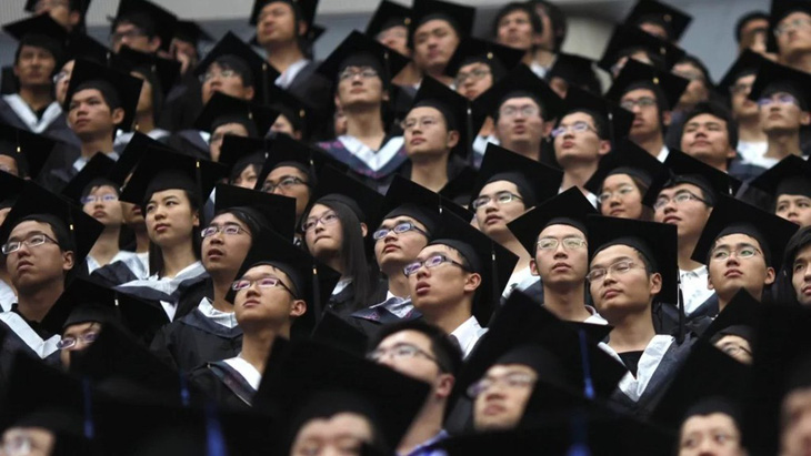 Kinh tế suy thoái, nhiều sinh viên Trung Quốc vỡ mộng vào đời - Ảnh 1.
