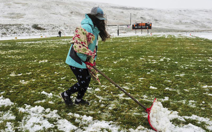Tuyết rơi dày đặc bất thường giữa mùa Thu ở miền Bắc nước Mỹ
