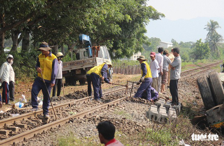 Tàu hỏa va chạm xe container ở Ninh Thuận, đầu máy biến dạng - Ảnh 4.