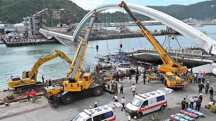 Cầu vào cảng biển Đài Loan đổ sập, nhiều người mắc kẹt - Ảnh 1.