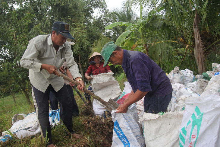 Dân Ba Tri lấp kênh vì sợ nguồn nước bị ô nhiễm - Ảnh 1.