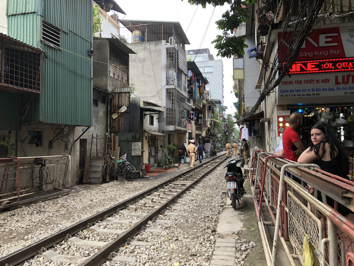 Cà phê đường tàu trống lốc, khách đến... ngẩn tò te quay về - Ảnh 3.