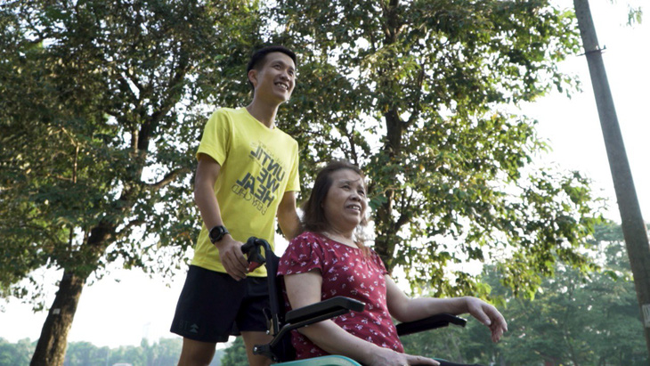 Chàng trai đẩy theo mẹ ngồi xe lăn chạy Marathon trong Revive Marathon Xuyên Việt - Ảnh 1.
