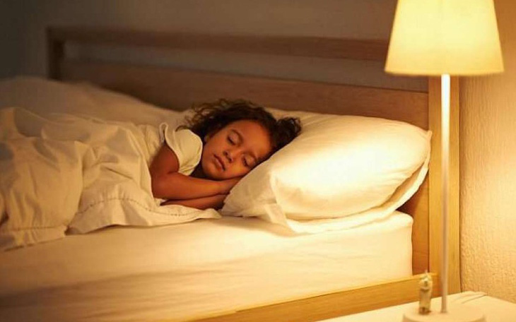 Bé gái 7 tuổi dậy thì sớm do ngủ không tắt đèn?