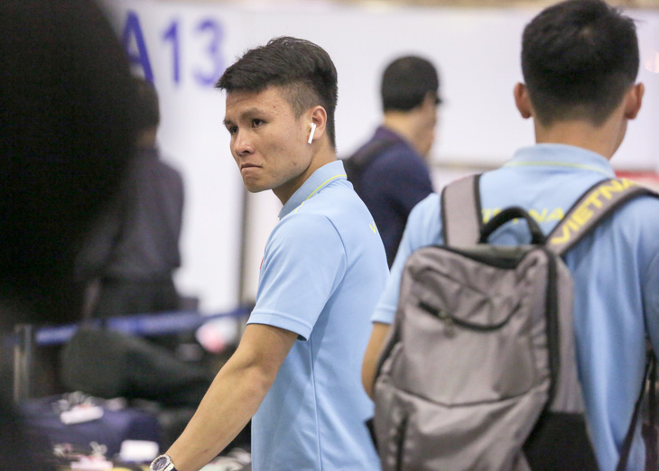 Tuyển thủ Việt Nam lộ vẻ mệt mỏi, phải ra sân bay chỉ 5 tiếng sau trận thắng Malaysia - Ảnh 3.