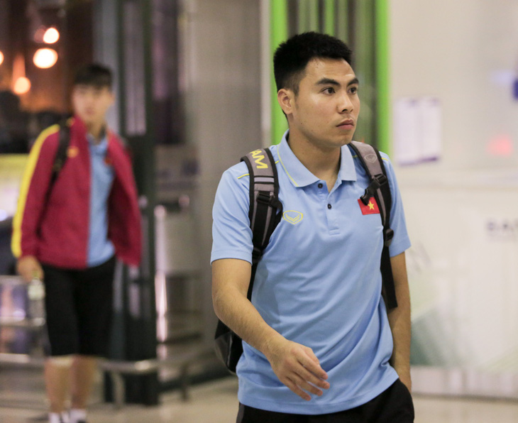 Tuyển thủ Việt Nam lộ vẻ mệt mỏi, phải ra sân bay chỉ 5 tiếng sau trận thắng Malaysia - Ảnh 2.