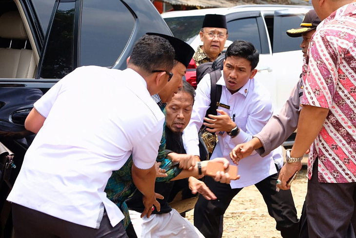 Kẻ đâm bộ trưởng Indonesia trung thành với khủng bố IS - Ảnh 1.