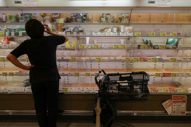 Người Việt ở Nhật bất ngờ vì siêu thị sạch trơn hàng hóa - Ảnh 1.