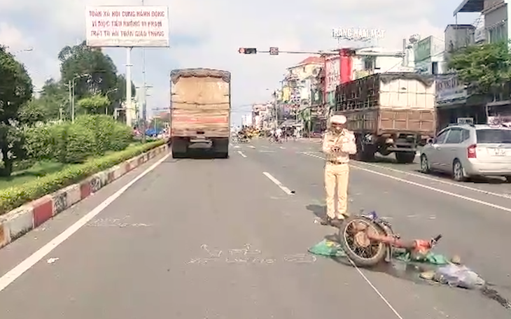 Video: Xe tải tông xe máy, một phụ nữ chở nước đá nguy kịch