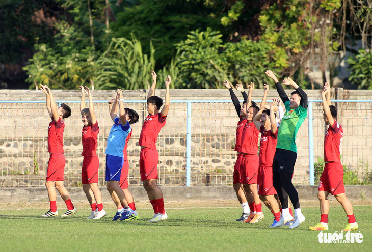 Tuyển Việt Nam ngồi cả tiếng đồng hồ trên xe buýt để đến sân tập ở Bali - Ảnh 5.