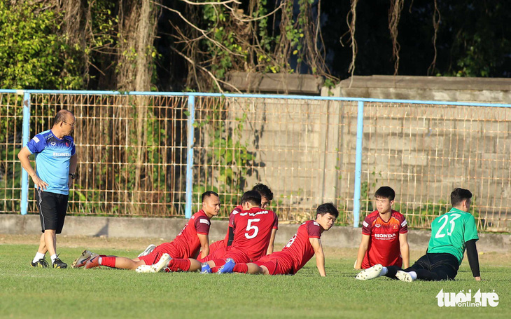 Tuyển Việt Nam ngồi cả tiếng đồng hồ trên xe buýt để đến sân tập ở Bali - Ảnh 9.