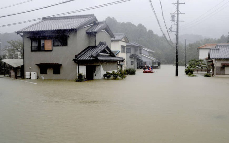 Siêu bão Hagibis lớn nhất 61 năm nay đang cuồn cuộn tràn vào Nhật