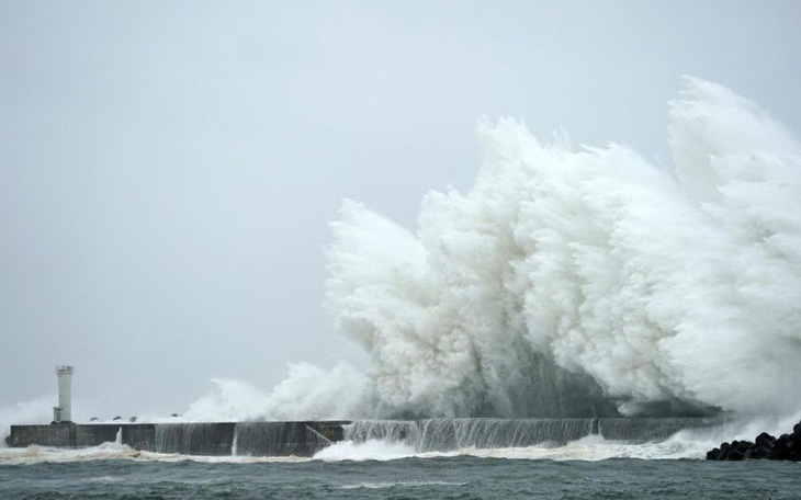 Tơi bời với siêu bão Hagibis, Nhật còn rung chuyển trong động đất