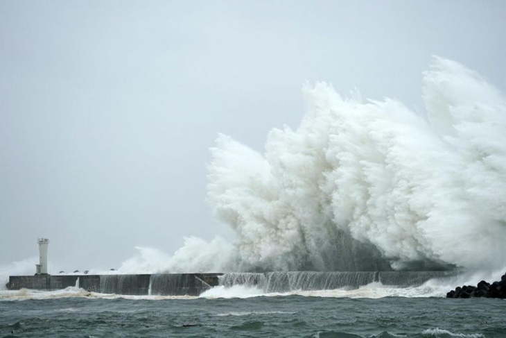 Tơi bời với siêu bão Hagibis, Nhật còn rung chuyển trong động đất - Ảnh 4.