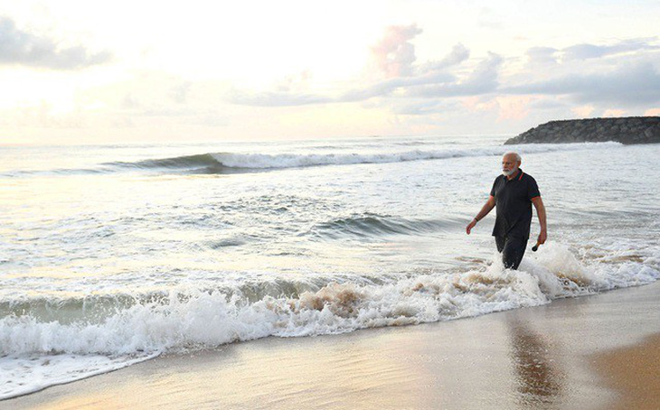 Thủ tướng Ấn Độ lặng lẽ nhặt rác trên bãi biển gây bão mạng xã hội - Ảnh 1.