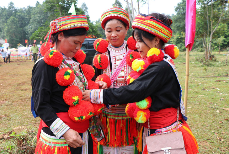 Nghệ thuật trang trí trang phục người Dao đỏ là Di sản văn hóa phi vật thể quốc gia - Ảnh 2.
