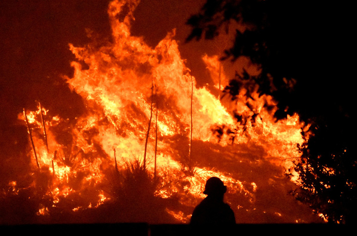 Cháy rừng Nam California, ít nhất 2 người chết, hàng chục ngàn người sơ tán - Ảnh 1.