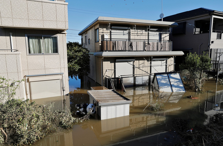 Siêu bão Hagibis suy yếu, Nhật lại đối mặt nguy cơ lũ lụt - Ảnh 3.